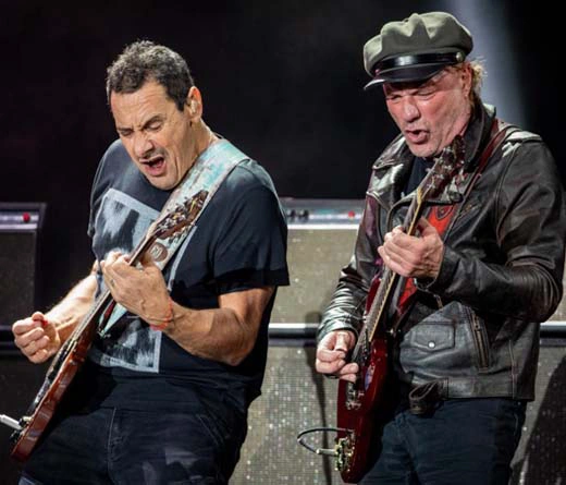 La banda de rock nacional revive el concierto que brind en el Estadio Vlez por la celebracin de sus 35 aos de trayectoria con el lanzamiento del lbum en vivo "Divididos en Vlez - Agradecer y seguir"